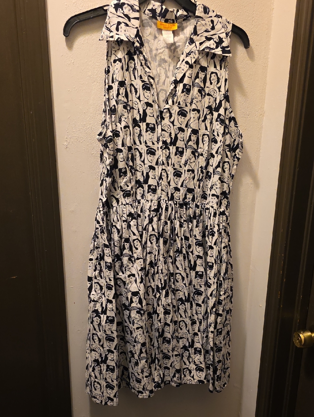 Sleeveless Black & White Graphic Print Dress